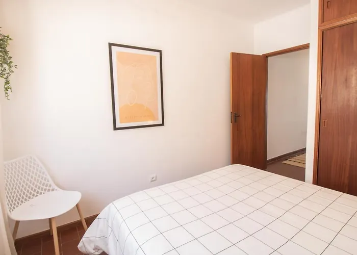 #103 Foxy V By Holidays