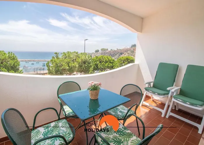 #103 Foxy V By Holidays *