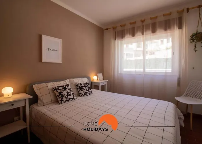 #103 Foxy V By Holidays